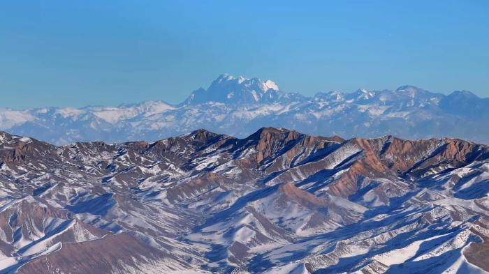 雪后努尔加大峡谷如水墨画