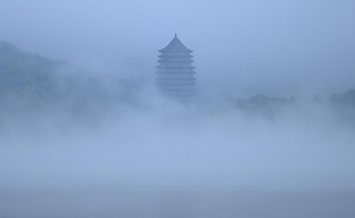 杭州钱塘江云雾翻涌蔚为壮观 