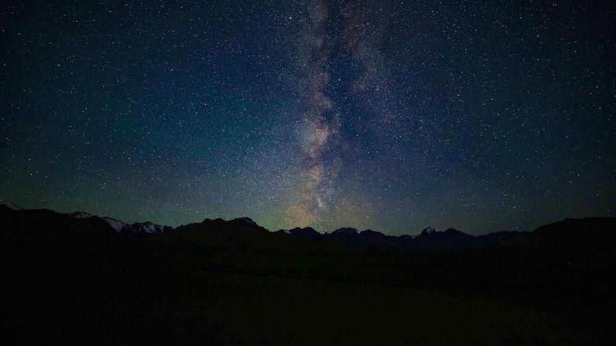 新疆托克逊县黑山草原：晨曦如画 星河璀璨